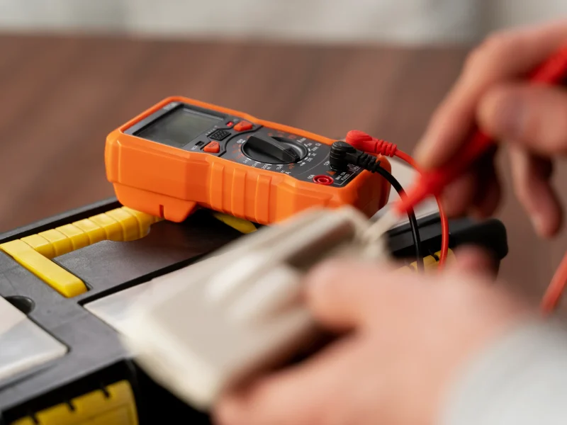 service-maintenance-worker-repairing-scaled.webp